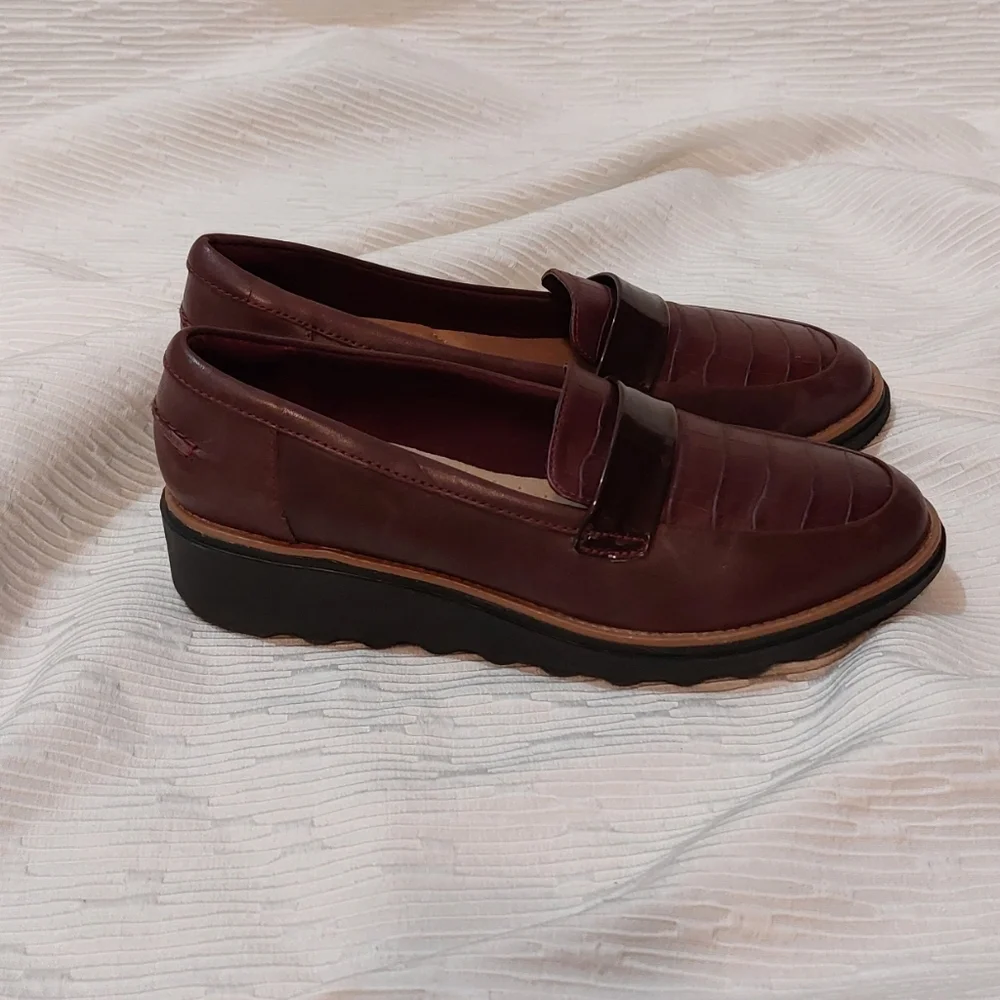 Clarks Maroon Croc-Patterned Loafers - Picture 2 of 11